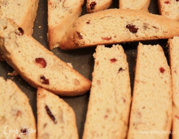 После этого батоны охладить и нарезать поперек на ломтики, толщиной 1 см.
Затем выложить ломтики на противень и запечь их повторно в теч. 7 минут.

Печенье готово, приятного аппетита! 