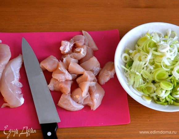 Чеснок очистить и измельчить. Лук-порей промыть и нарезать тонкими кольцами светлую часть. Куриное филе вымыть, нарезать небольшими кусочками.
