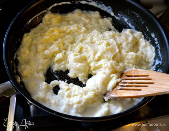 Растопить в сковороде сливочное масло, добавить измельченный чеснок и готовить на слабом огне 1 мин. Всыпать муку и тщательно перемешать. Постоянно размешивая, влить тонкой струйкой теплое молоко. Размешать, чтобы не было комочков, до получения однородной массы. Готовить соус, помешивая, пока не загустеет, 3-4 мин.