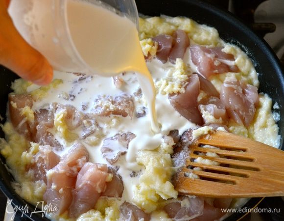 Добавить в соус кусочки курицы, влить сливки. Посолить, поперчить по вкусу. Как следует перемешать и готовить на небольшом огне около 15 мин.