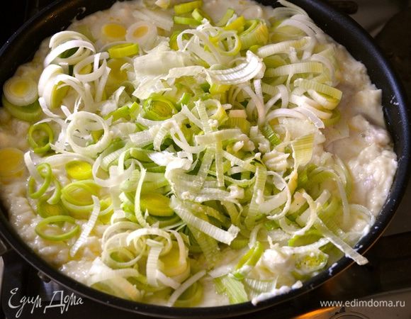Добавить лук-порей, как следует перемешать и сразу же снять с огня.