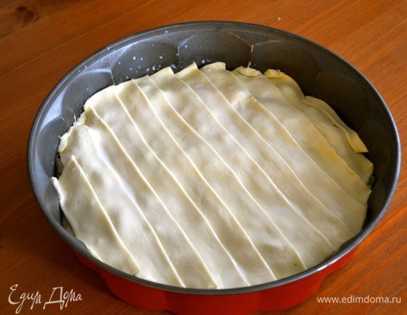 Я верх пирога смазала молоком. Поставить форму в духовку запекаться на 40 мин. 