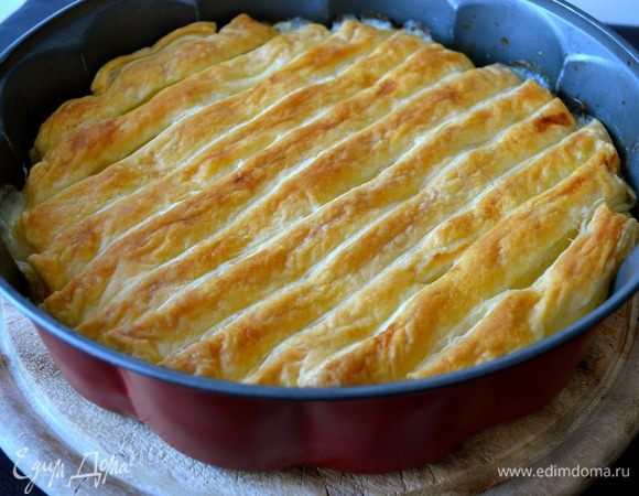 Подавать пирог горячим. 