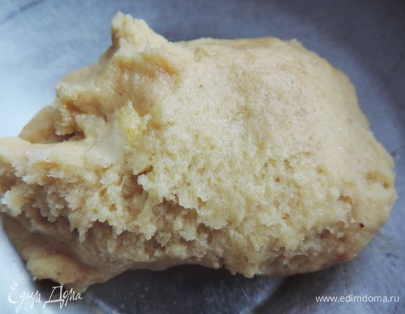 Тесто делим на две равные части. В одну добавляем имбирь и немного вымешиваем, чтоб он равномерно распределился по тесту.