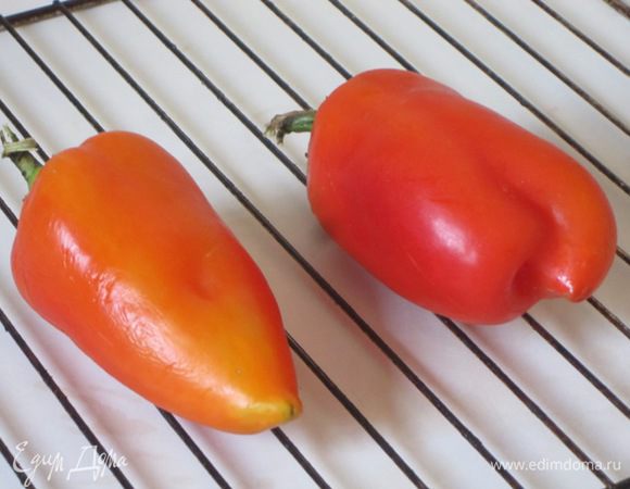 Перцы вымыть, обсушить, выложить на решетку духовки.