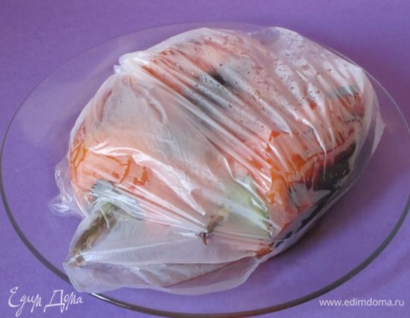 Выложить в полиэтиленовый пакет, оставить на 10 минут, снять кожицу и нарезать соломкой. Перец можно не запекать, использовать свежий, нарезать соломкой.