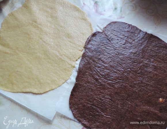 Теперь белое и шоколадное тесто нам надо раскатать в два одинаковых прямоугольных пласта. Я рекомендую раскатывать на бумаге для выпечки, накрыв тесто вторым листом бумаги. Так у вас ничего не прилипнет и не запачкается.
