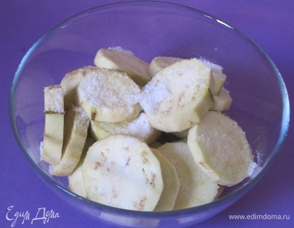 Посыпать солью, оставить на 30 минут, чтобы вышла горечь.