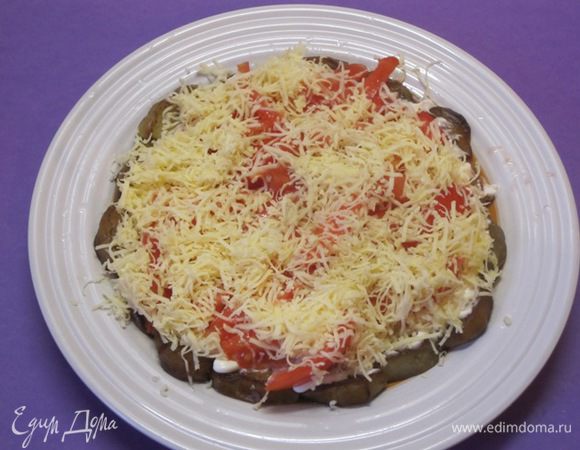Посыпать половиной натертого на мелкой терке сыра.