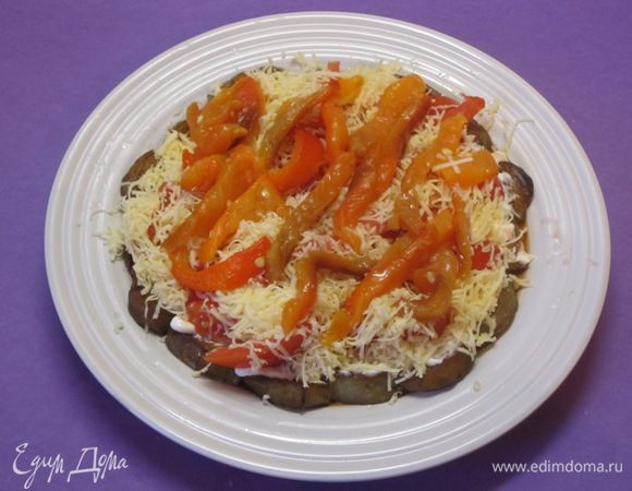 Затем выложить половину нарезанного соломкой сладкого перца