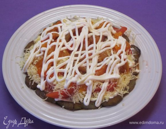 Смазать майонезом.