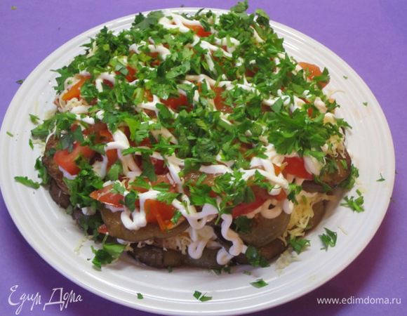 Повторить все слои еще один раз. Посыпать мелко нарезанной зеленью петрушки. Посыпать черным молотым перцем.