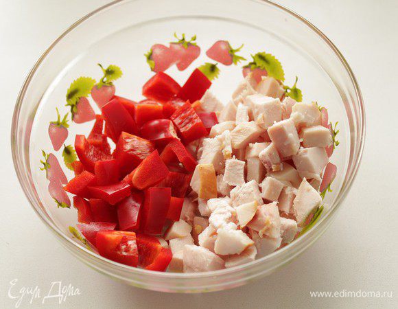 Порезать кубиками курицу, перец.
