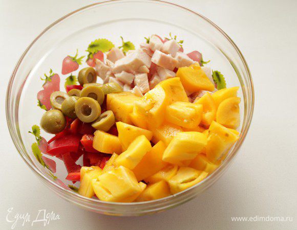 Добавить порезанный лук, оливки и помидоры кубиками..