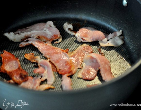 Обжарить полоски бекона до готовности. Убрать на тарелку с полотенцем бумажным.