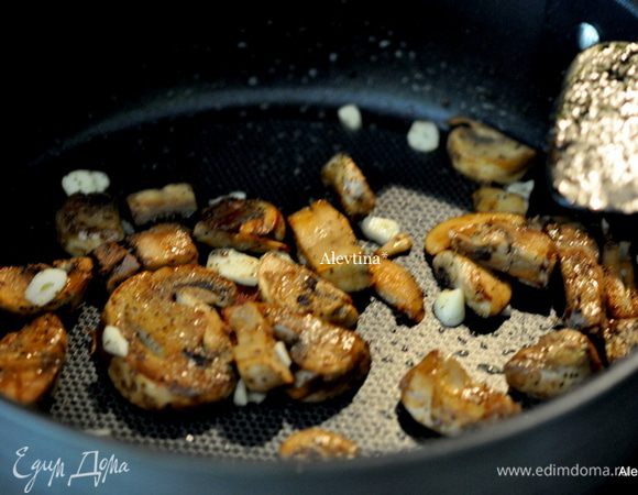 Затем обжарить на оливковом масле 2 стол.л грибы порезанные минут 10. Добавить чеснок порезанный, соль и перец по вкусу. Обжаривать 2 мин.снять с огня.