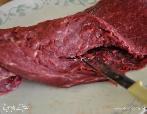 Разрезать говядину бабочкой не до конца. Если толщина большая, то отбить молоточком.