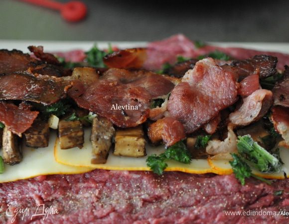 Говядину слегка посолить и поперчить, выложить в центр пласты сыра. Затем обжаренные грибы, зелень, Сверху кусочки бекона.
