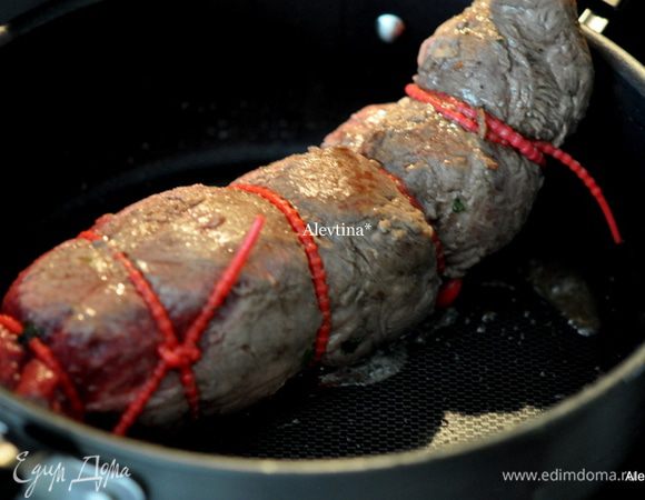 Обжариваем рулет на оливковом масле 2 стол.л. со всех сторон.
