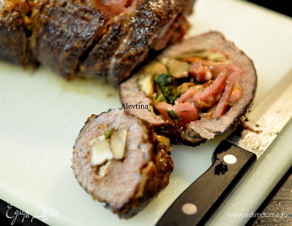 Дадим постоять 10 мин, разрезаем на порции и подаем к столу с гарниром. Приятного аппетита.
