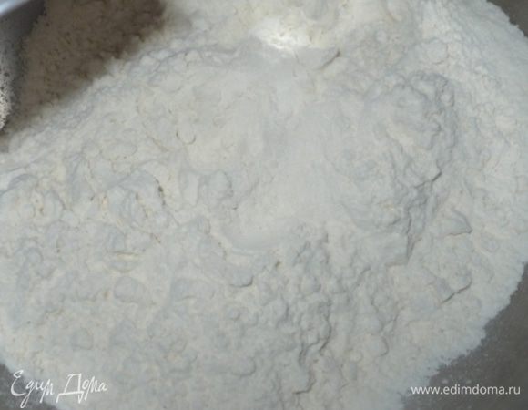 В муку высыпать дрожжи.