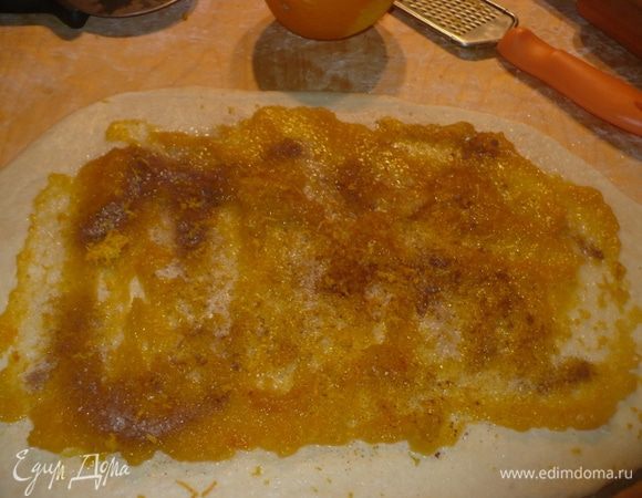 Начинку из тыквы можно приготовить разными вариантами: тыкву очистить, порезать на кусочки и сварить на пару или просто сварить, можно карамелизовать на сковороде. Я сварила на пару, потом помяла ее и выложила на раскатанный пласт теста посыпать сахаром, корицей и немного цедры апельсина.