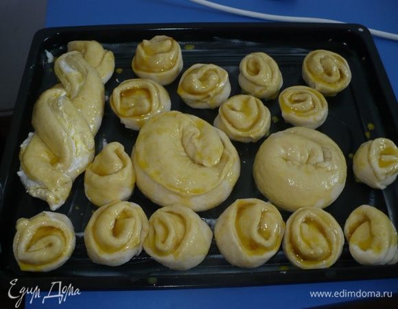 Выкладываем на смазанный противень и смазываем яйцом.    