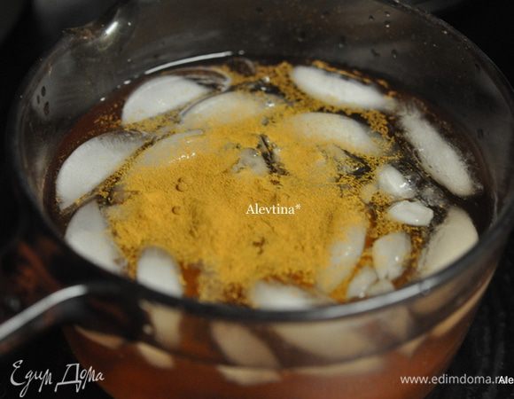 Вылить в емкость яблочный уксус 2 стакана и 1 стакан льда или холодной воды. Добавить соль, мед, корицу. Как соль и мед разойдутся ,перелить в большую емкость и добавить лед пищевой 2 стакана.
