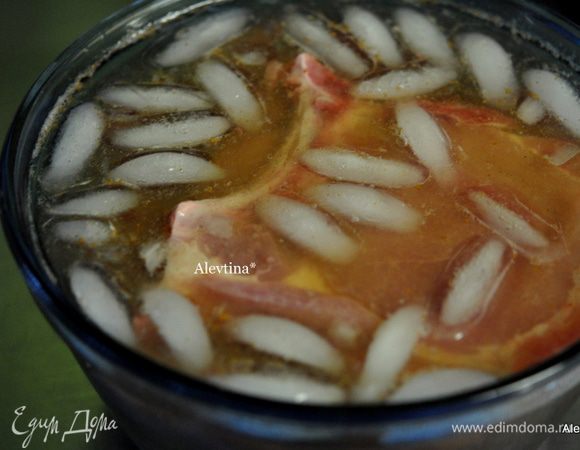 Выложить свиные отбивные,закрыть пленкой и поставить в холодильник на 3 часа или более.