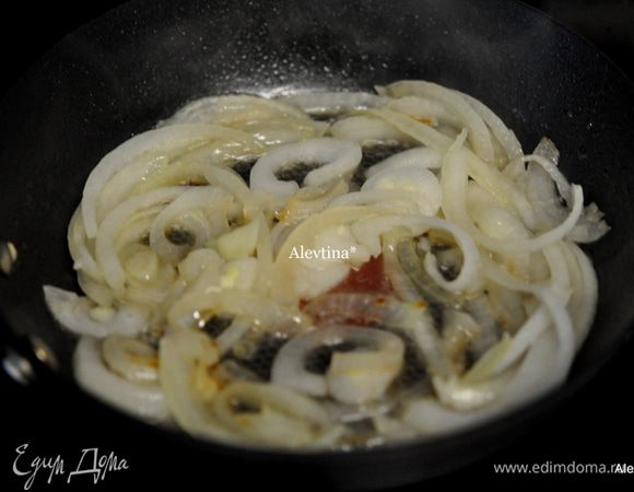 На сковороде растопим сливочное масло и обжарим лук 2-3 мин.
