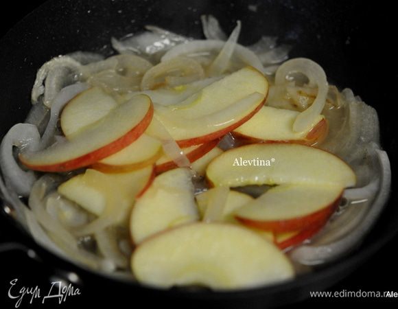 Добавим вино и готовим 1 мин. Затем яблоки и яблочный уксус,сухой имбирь ⅛ ч.л. Готовим 5 мин. помешивая. Можно яблоки переложить на тарелку ,соус тушить еще 5 мин.