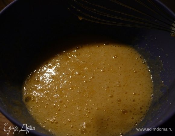 Яйца взбить с сахаром.