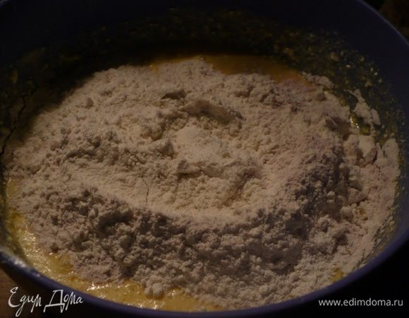 Добавить муку, ванилин и разрыхлитель.