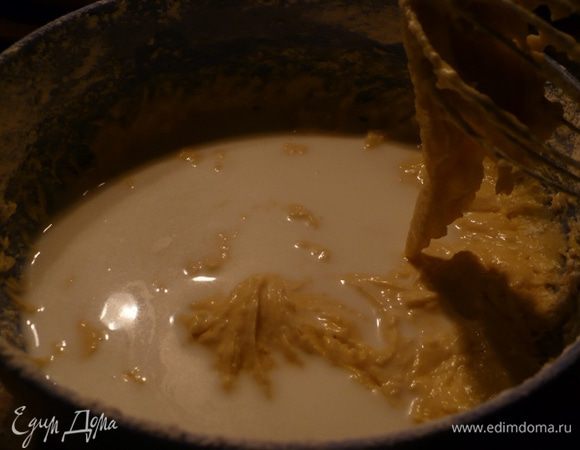 Добавить молоко, хорошо перемешать тесто.