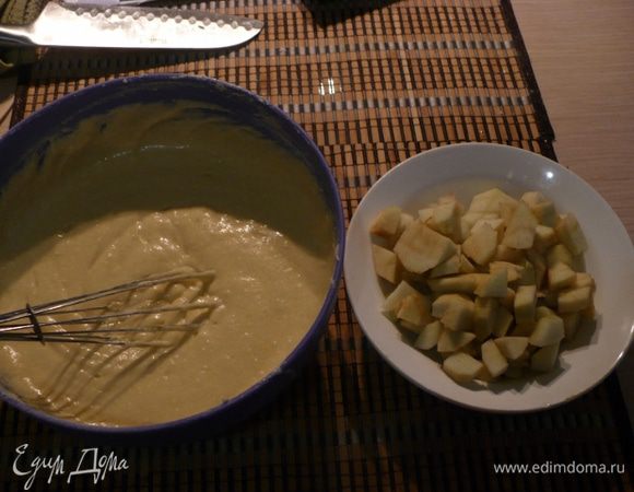 Яблоки почистить и порезать на кусочки.