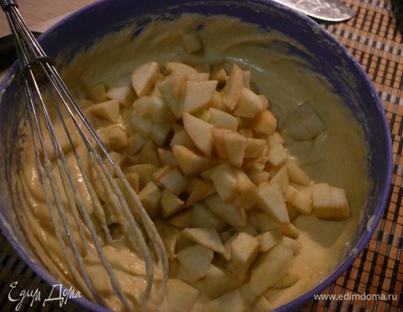 Добавить яблоки в тесто, перемешать.