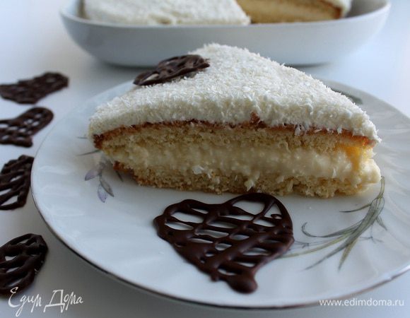 Бабочка и сердечки из шоколада делаются следующим образом: горький шоколад растапливаем на водяной бане; выливаем шоколад в пластиковый пакет, продырявливаем его и на пергаментной бумаге рисуем желаемый рисунок (также можно использовать обычный шприц); отправляем в холодильник примерно на 10 минут и затем аккуратно отделяем от фольги.