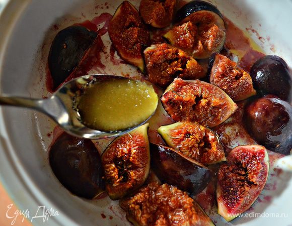 Добавьте щепотку соли и 2 ст л мёда и перемешайте.