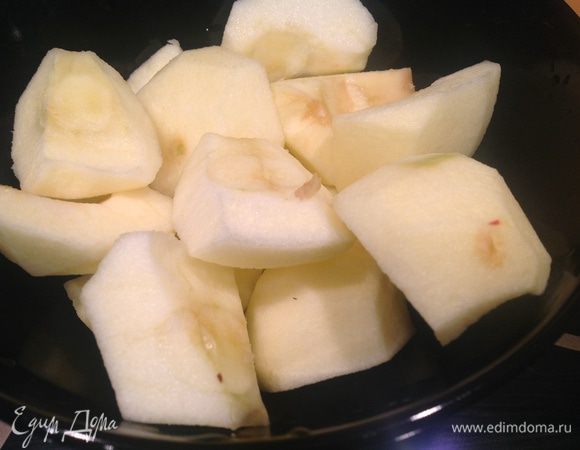 Яблоки очистите, срежьте кожицу, разделите на 4 части.