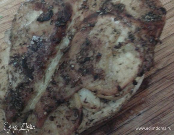 Когда курочка зарумянится (или температура достигнет 80 градусов), достаем из духовки Выкладываем на блюдо даем немного остыть, украшаем зеленью. 

Приятного аппетита!
