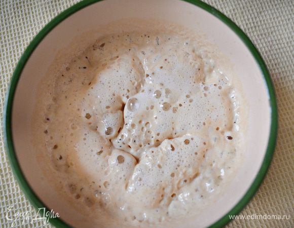 В начале необходимо приготовить опару. Для этого в теплой воде растворяем сухие дрожжи, 1,5 ст.л. сахара и добавляем 1 ст.л. муки. Накрываем чистым полотенцем и ставим в теплое место минут на 30 минут.