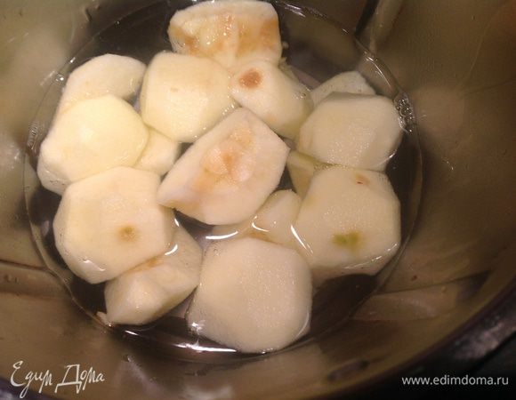 Положите в кастрюлю залейте 2 стаканами кипятка, и варите в течение 8 минут.