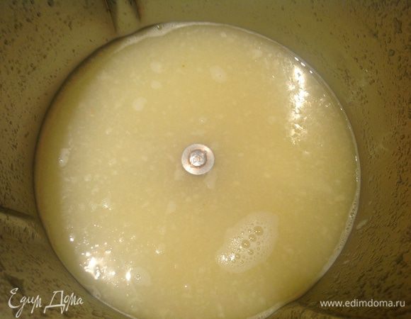 Размягченные яблоки, вместе с жидкостью взбейте блендером, или протрите через сито. Положите обратно в кастрюлю, и поставьте на огонь.