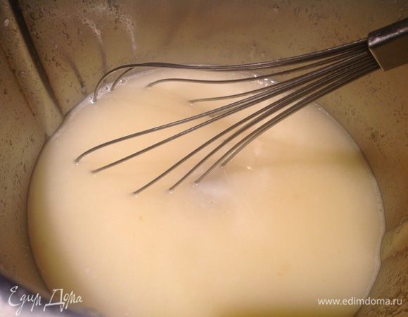 И постоянно помешивая введите полученную смесь в яблочное пюре, доведите до кипения. Можно добавить сахар по вкусу.