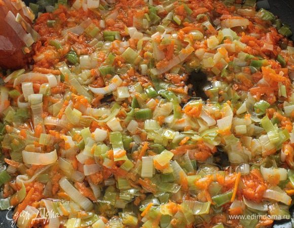 Лук-порей нарезать полукольцами,тыкву натереть на крупной терке.Обжарить в сковороде на небольшом огне в смеси растительного и сливочного масла сначала лук-порей в течении одной минуты,затем добавить тыкву,обжаривать до мягкости тыквы.