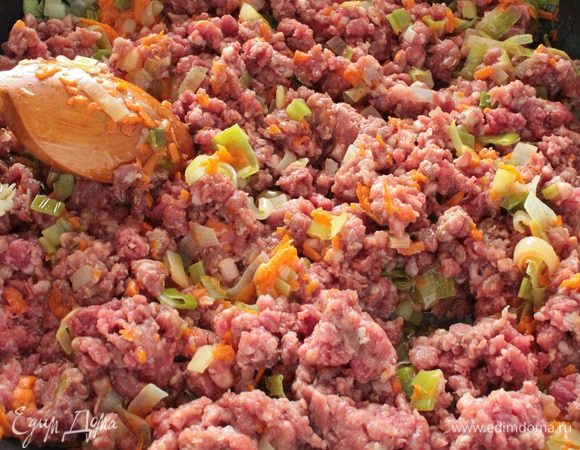 Добавить говяжий фарш,перемешать и обжаривать на среднем огне 5- 7 минут ,добавить молотую паприку,мускатный орех,щепотку сухого тимьяна.