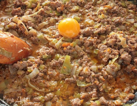 Добавить сметану,бульон(я вместо бульона добавила кипяченую воду),перемешать,посолить и поперчить по вкусу и готовить еще 3-4 минуты,выключить огонь,дать немного остыть и добавить маленькое яйцо,перемешать.