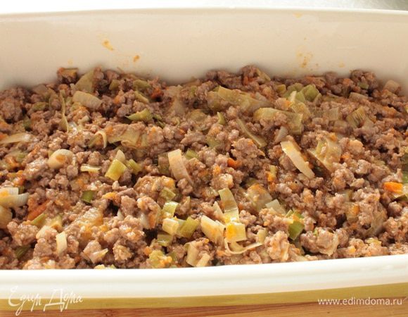 Затем половину приготовленного фарша.