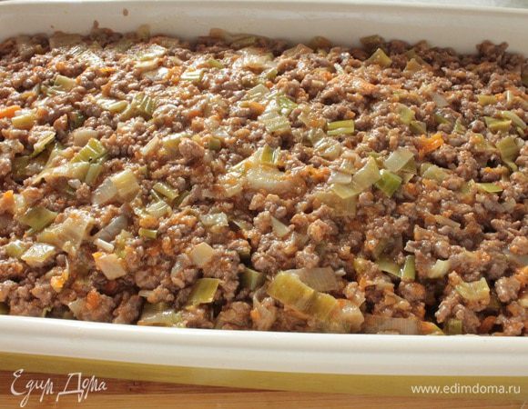 Снова слой картофеля и вторую половину фарша.Форма для запекания должна быть с высокими бортиками,что бы во время кипения сок не переливался через края формы.Я немного не рассчитала,взяла форму меньшей глубины и жидкость немного подтекала через край.
