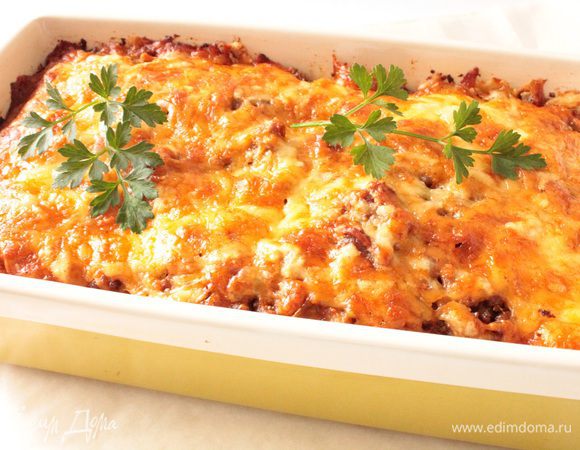 Накрыть форму фольгой и запекать при 180 градусах 50-60 минут,готовность определяется по картофелю,он должен стать мягким,проверяем вилочкой или ножом.Как только картофель готов,фольгу снять,посыпать натертым сыром и дать сыру расплавиться и слегка подрумяниться.Приятного вам аппетита!